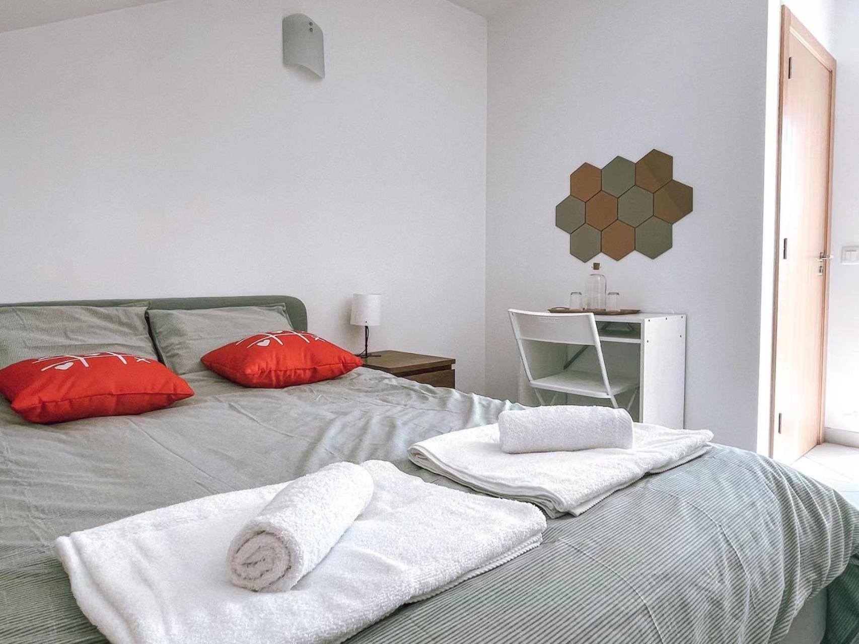 Seaside Room In A Peniche Townhouse Featuring A Private Bathroom And Shared Access To The Swimming Pool And Kitchen Atouguia Da Baleia Εξωτερικό φωτογραφία