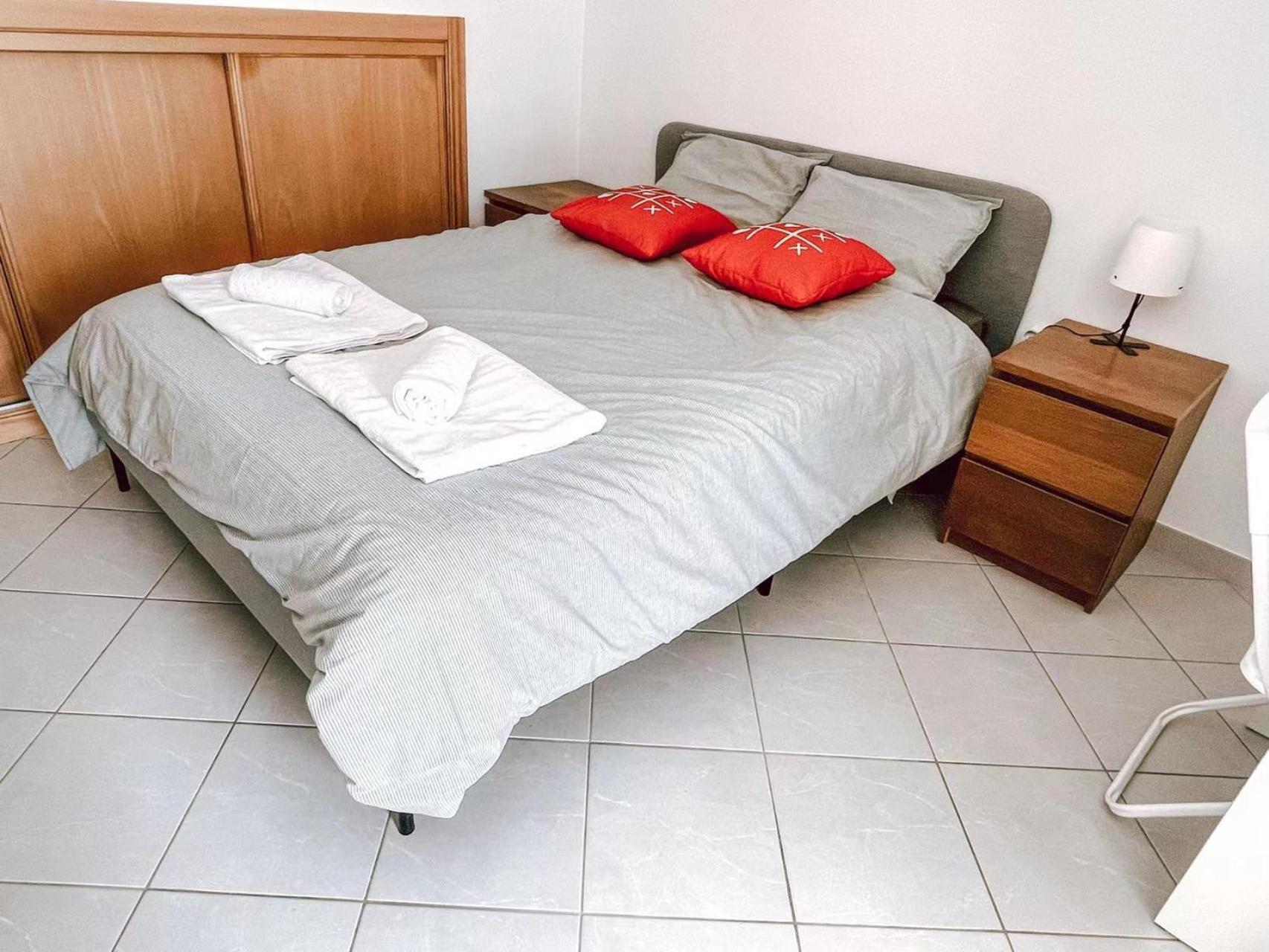Seaside Room In A Peniche Townhouse Featuring A Private Bathroom And Shared Access To The Swimming Pool And Kitchen Atouguia Da Baleia Εξωτερικό φωτογραφία
